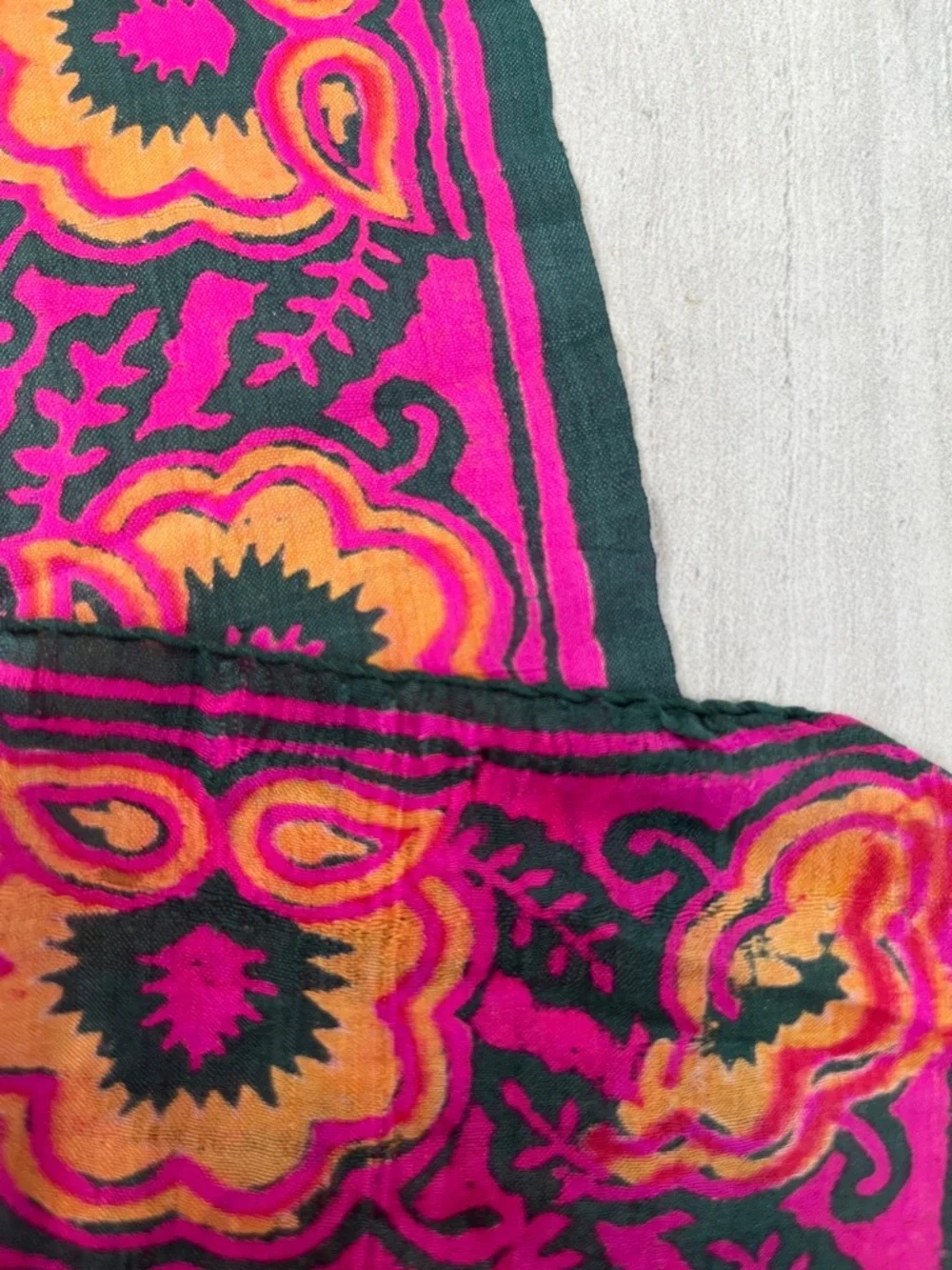 Square silk scarf from India - Picture 5 of 5